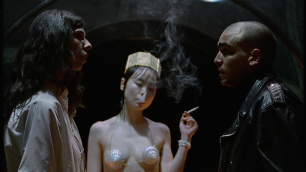 Julia de Castro, Chacha Huang y Omar Ayuso, en un momento de la película.