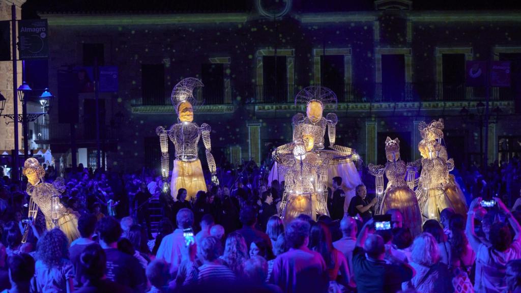 La compañía portuguesa S.A. Marionetas – Teatro & Bonecos iluminó la Plaza Mayor de Almagro con su espectáculo de marionetas: Pablo Lorente