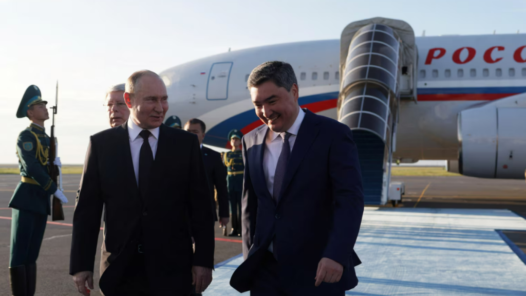 El presidente ruso, Vladímir Putin, recibido por el primer ministro kazajo, Olzhas Bektenov, a su llegada a Astaná, el pasado miércoles.
