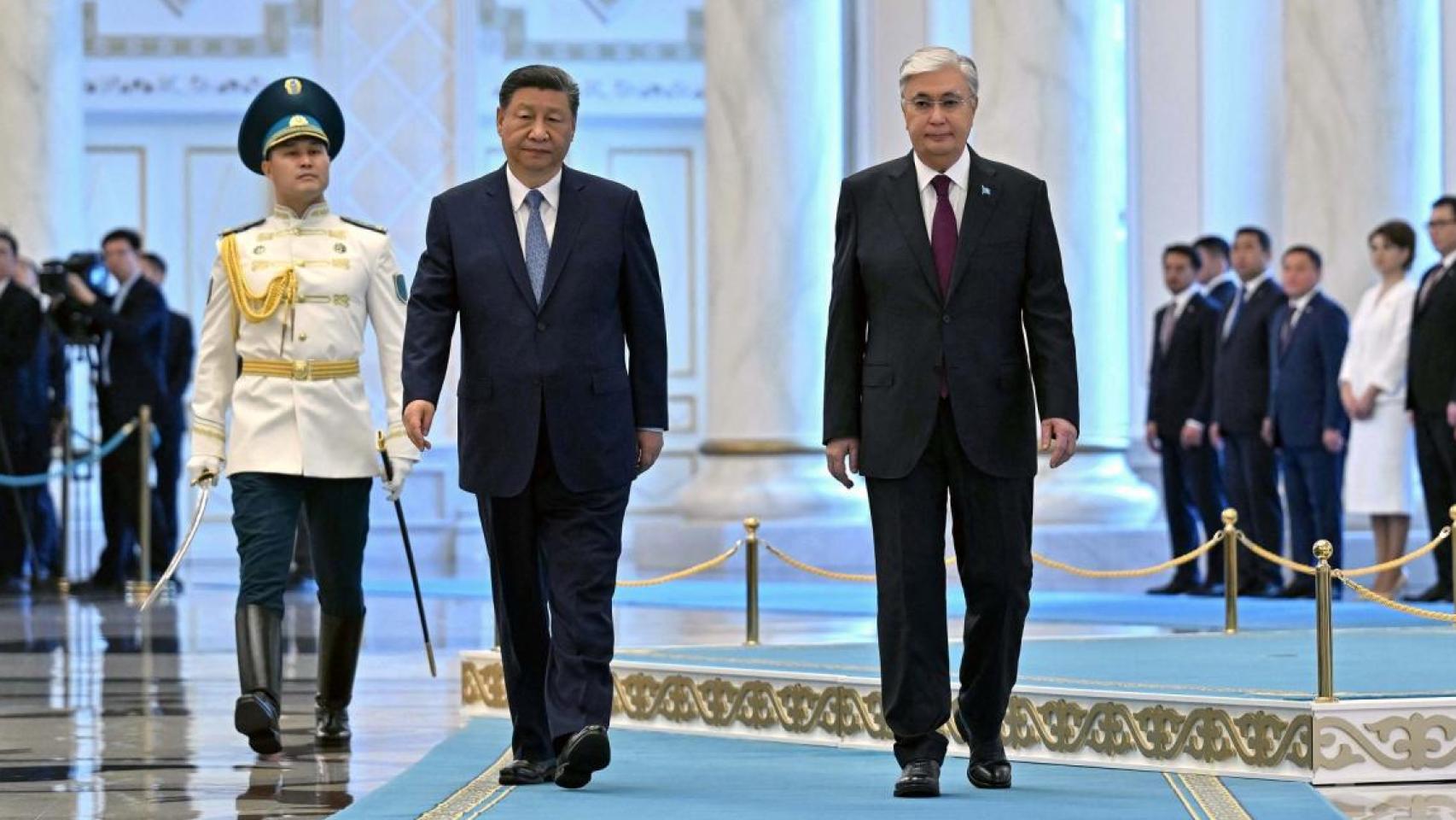 El presidente chino, Xi Jinping, junto al presidente de Kazajistán, Kassym-Jomart Tokayev, durante la cumbre de Astaná.