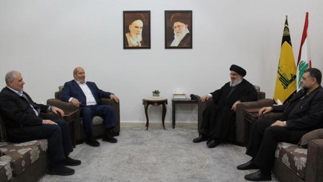 El líder de Hezbolá (dch), Hasan Nasrallá, junto con el líder de Hamás, Ismail Haniya.