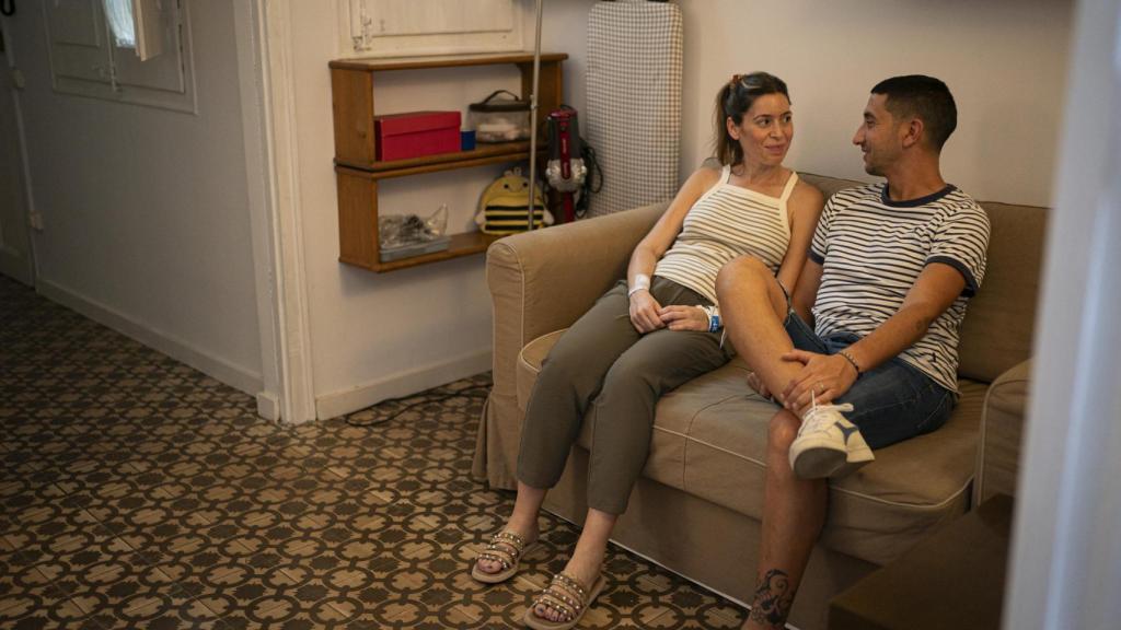 Manuela y Alberto esperan pasar 3 meses en Barcelona mientras su hijo está hospitalizado.