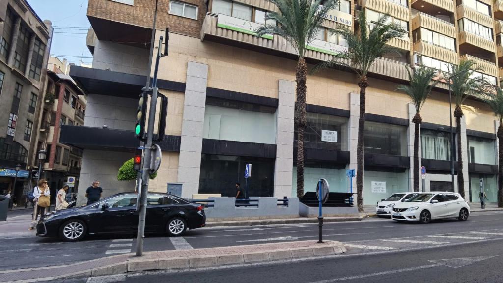 El local que alquila Mercadona en la avenida Alfonso el sabio de Alicante.