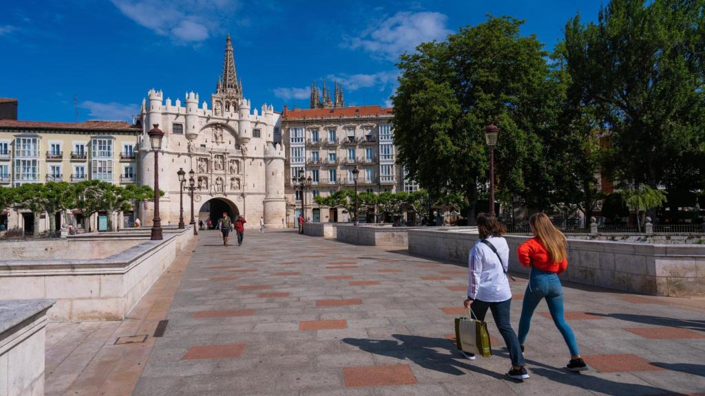 El Casco Antiguo de Burgos y dos personas paseando