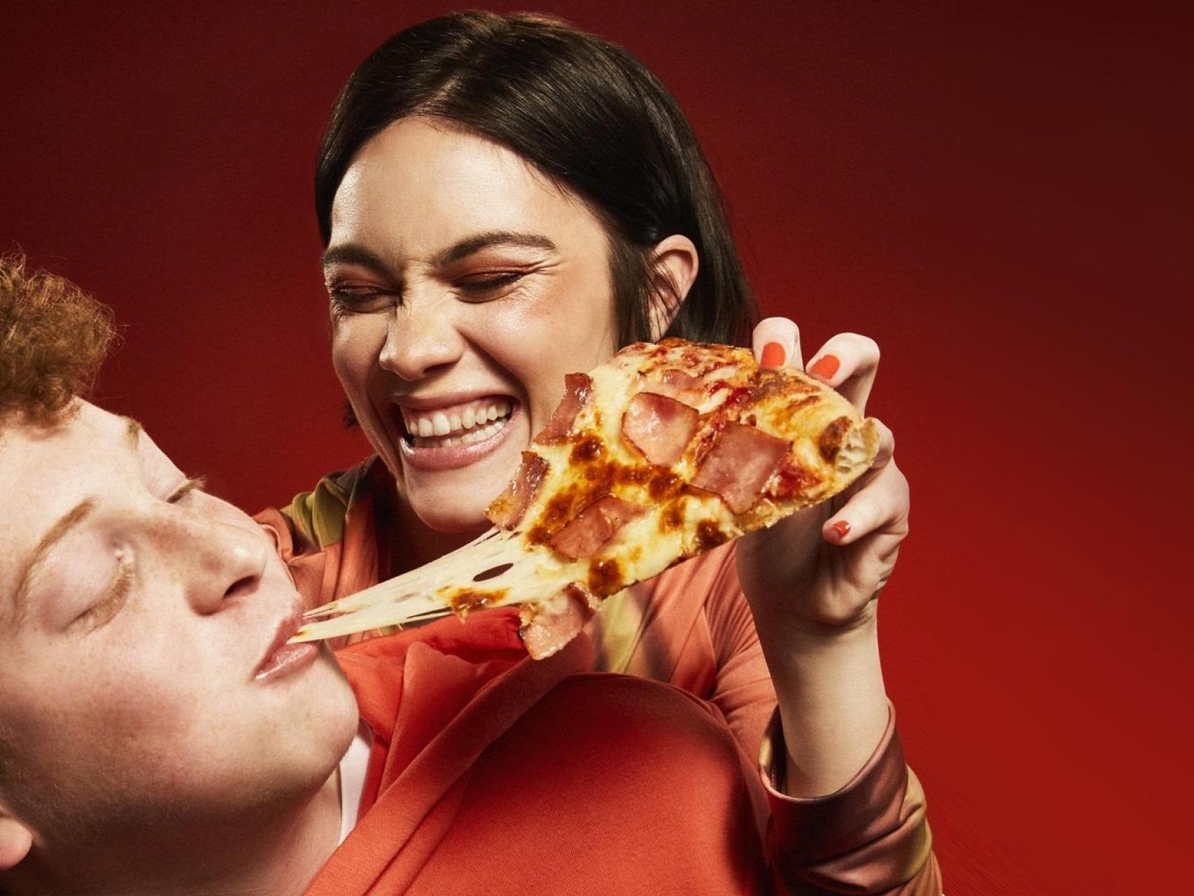 Así consiguen las cadenas de comida rápida 'engancharnos' en España: el  aviso de los expertos