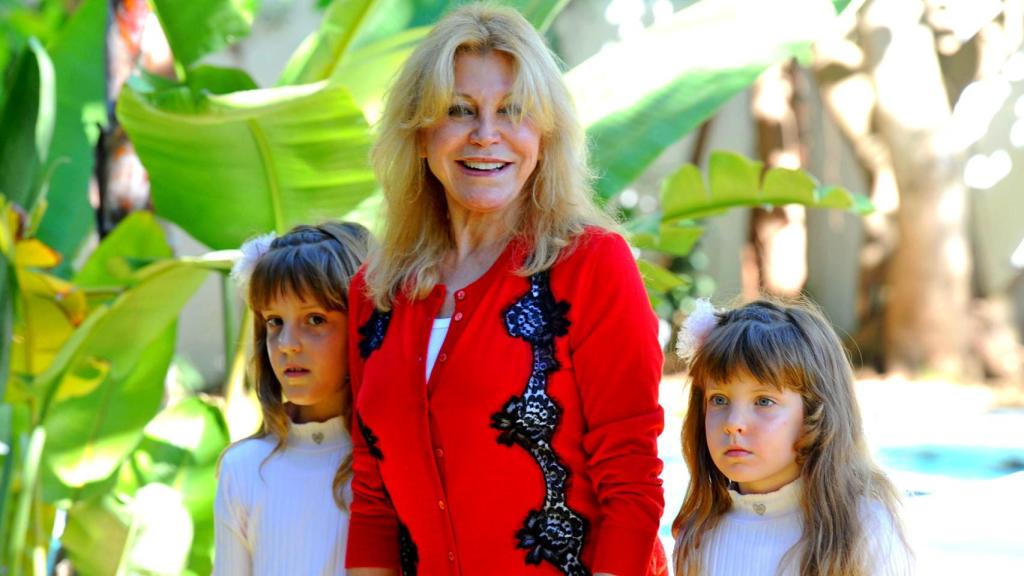 Carmen y Sabina, junto a su madre, Tita Cervera.