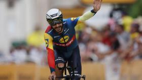 Julien Bernard saluda a la afición en el Tour de Francia.