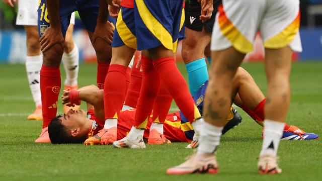 Pedri, tras caer lesionado en el partido frente a Alemania.