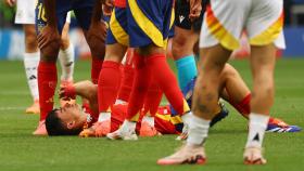 Pedri, tras caer lesionado en el partido frente a Alemania.