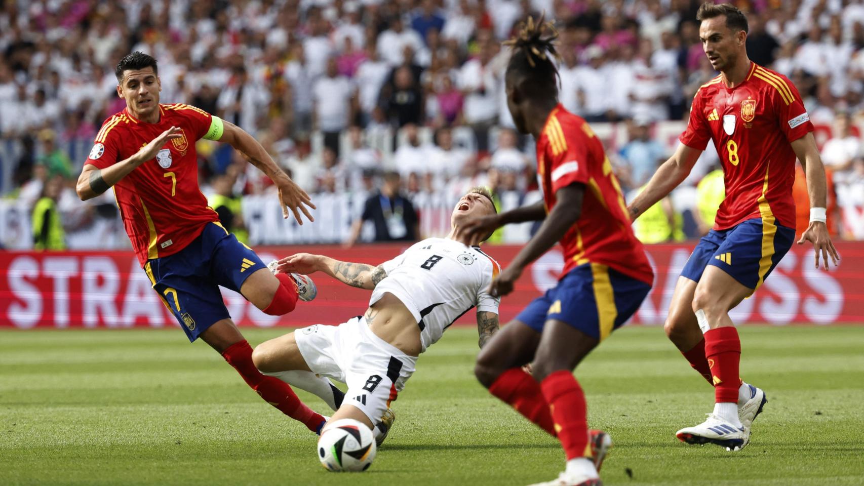Toni Kroos se duele de una entrada durante el partido de España y Alemania.