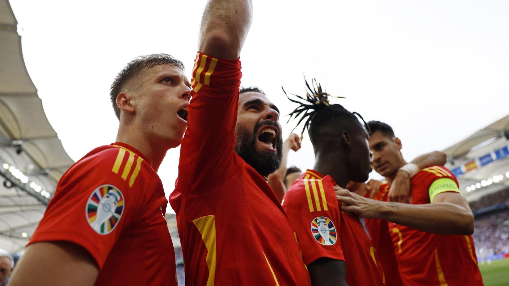 Los jugadores de la selección española celebran un gol de Dani Olmo.