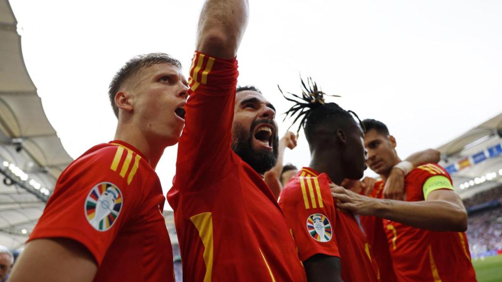 Los jugadores de la selección española celebran el gol de Dani Olmo.
