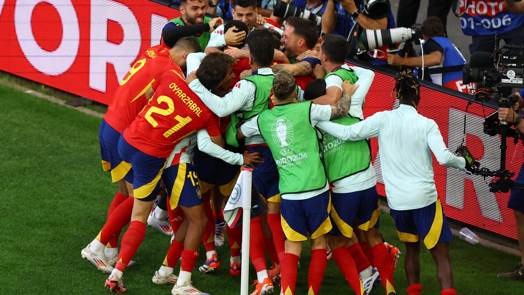Los jugadores de la selección española celebran el gol de Mike Merino.