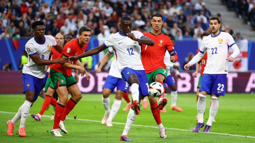 Kolo Muani pelea un balón con Cristiano Ronaldo.