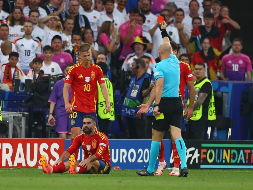 Anthony Taylor expulsa a Carvajal durante el España-Alemania de cuartos de final de la Eurocopa.