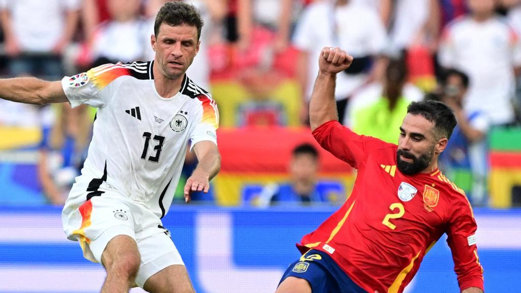 Carvajal pelea por un balón con Müller.