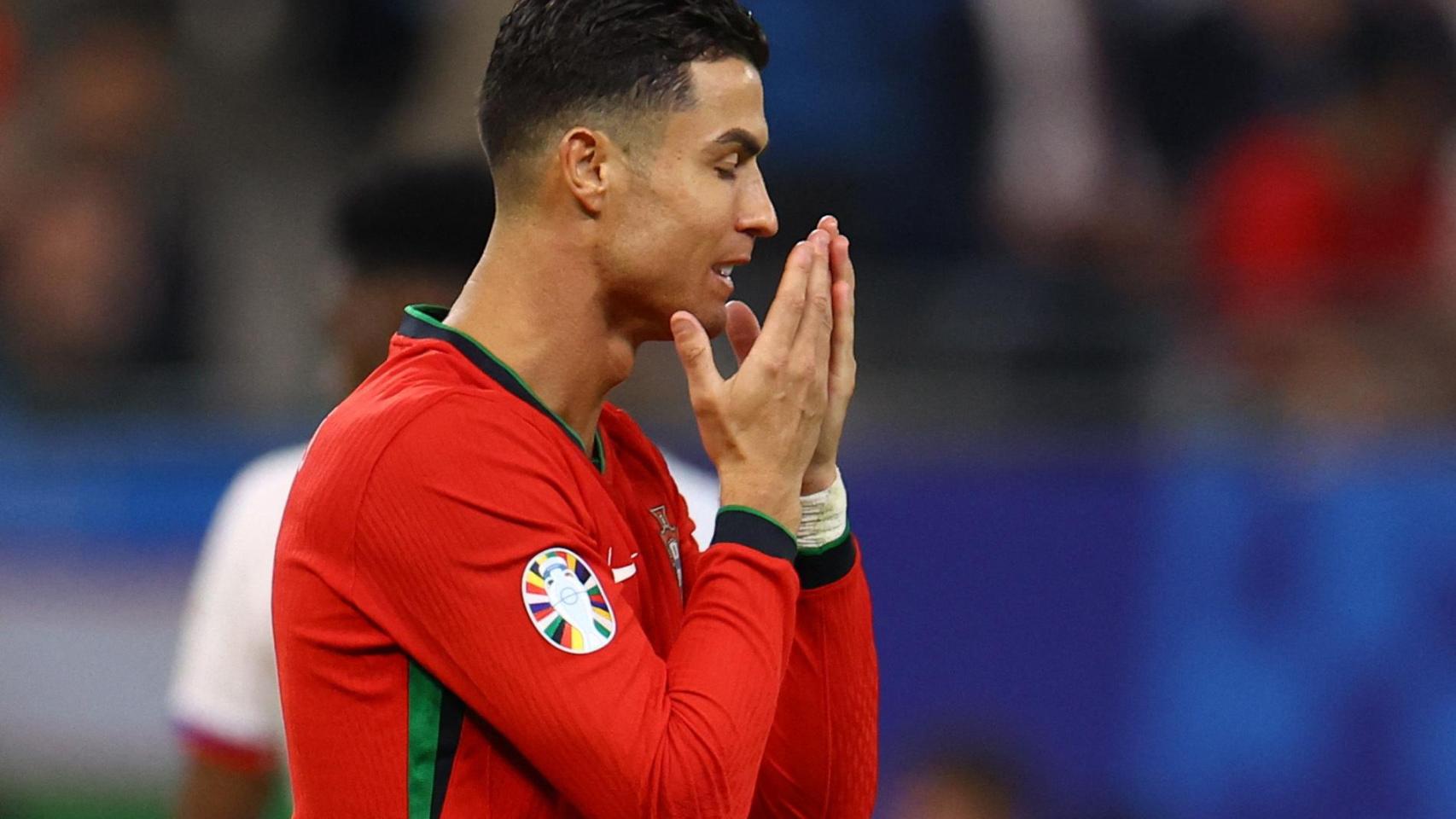 Cristiano Ronaldo se lamenta durante el partido contra Francia.