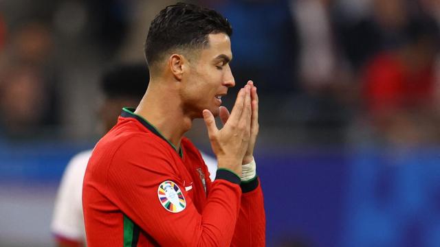 Cristiano Ronaldo se lamenta durante el partido contra Francia.