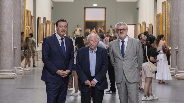 Miguel Zugaza (izquierda), Fernando Checa (centro) y Miguel Falomir (derecha), en la galería central del Museo del Prado. Foto: Rodrigo Pérez Castaño © Fundación Amigos del Museo del Prado