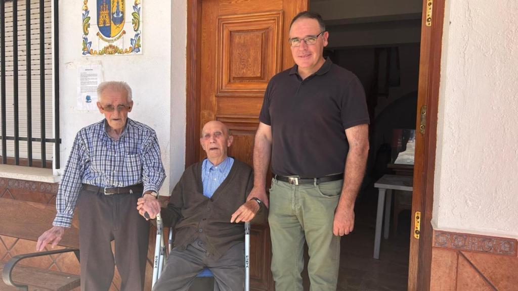 Benjamín Prieto junto a varios vecinos de su pueblo, Fuentelespino de Haro.