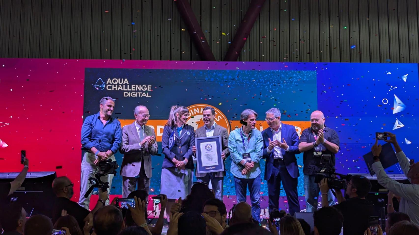 Autoridades y organizadores de Talent Land recogiendo el certificado del World Record Guinness.