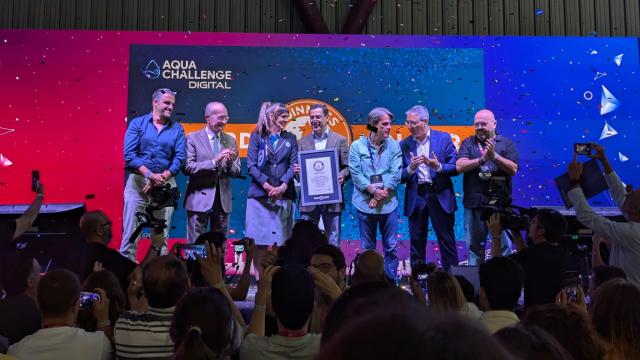 Autoridades y organizadores de Talent Land recogiendo el certificado del World Record Guinness.