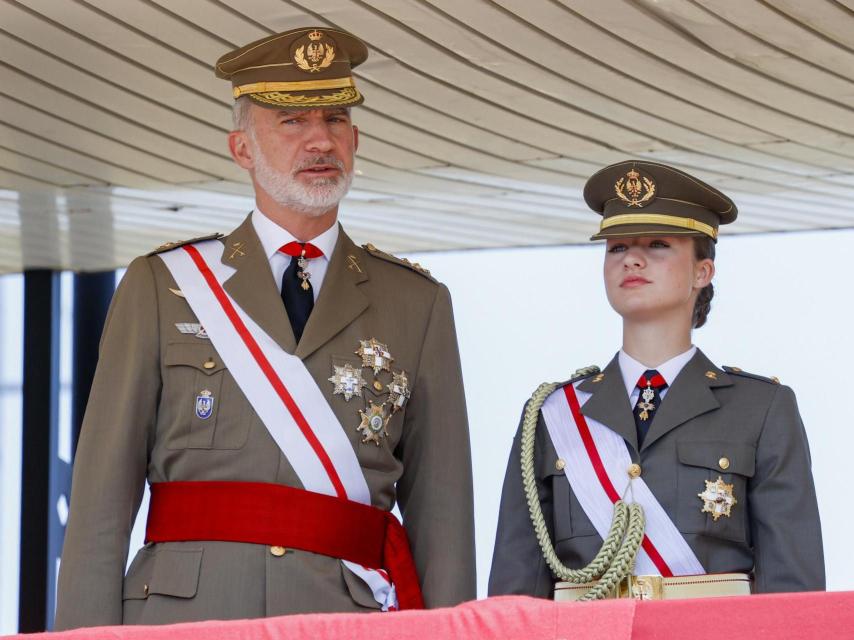 El Rey y la Princesa de Asturias, en la tribuna real de la academia de Lleida.