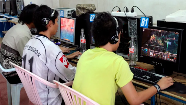 Una imagen de archivo muestra a unos niños jugando frente a la pantalla de un ordenador.