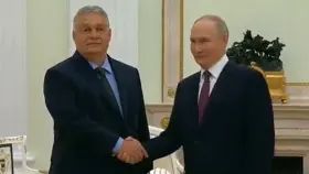 El primer ministro de Hungría, Viktor Orbán, con el mandatario ruso, Vladimir Putin, este viernes en Moscú.