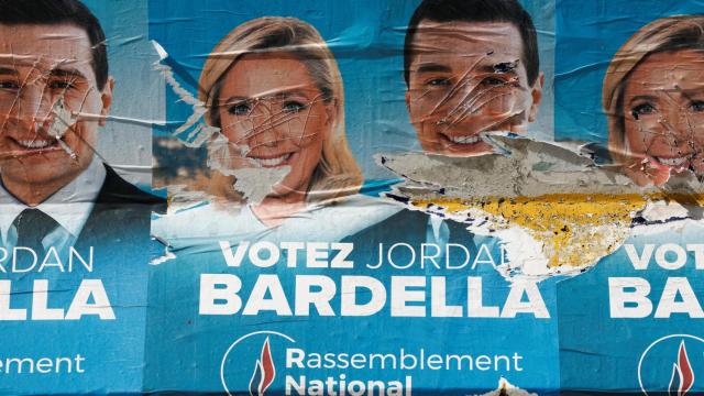Carteles electorales rasgados de Le Pen y Bardella, líderes del partido ultraderechista RN, este viernes en París.