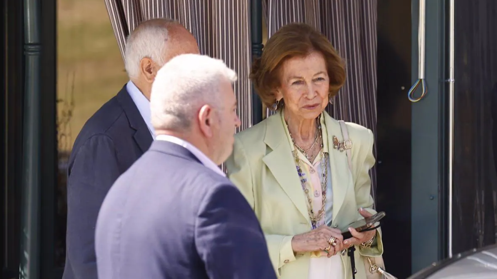 La reina emérita Sofía, a su salida de un restaurante de sushi de Madrid, este miércoles.