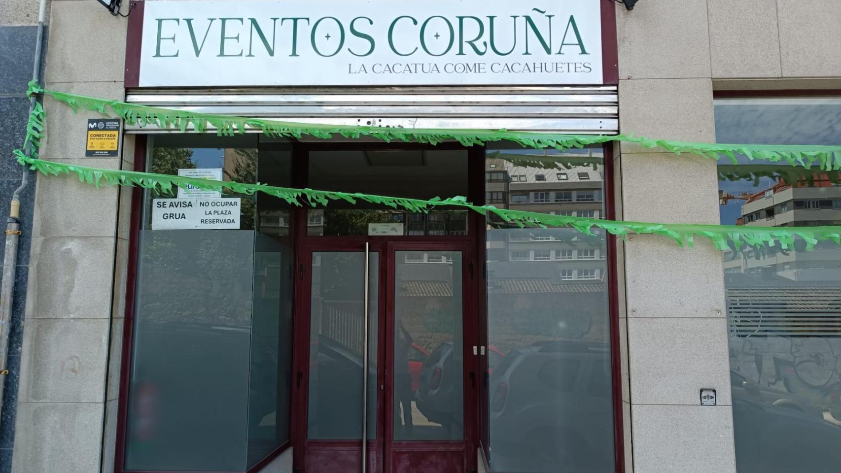 Eventos Coruña: La cacatúa come cacahuetes