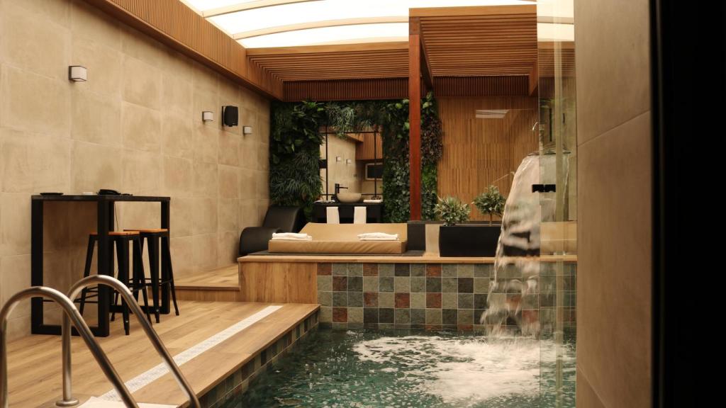 El solárium de la habitación cuenta con piscina climatizada, jacuzzi y techo retráctil.