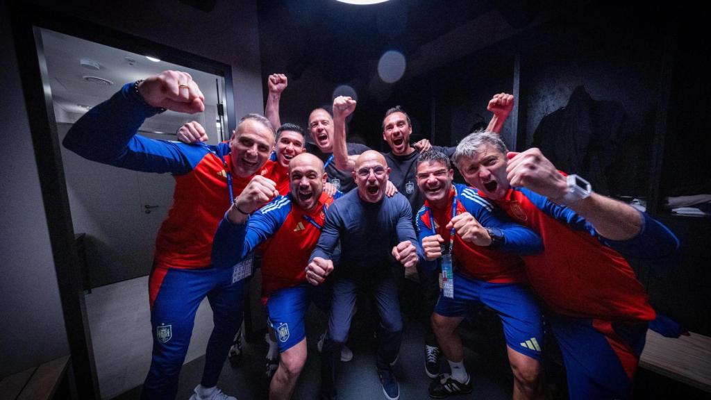 Luis de la Fuente y el resto del cuerpo técnico de España celebran el pase a las semifinales de la Eurocopa