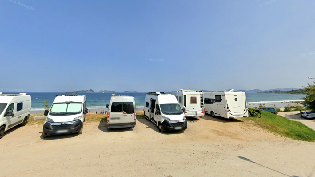 Estacionamiento de autocaravanas frente a la playa de Patos