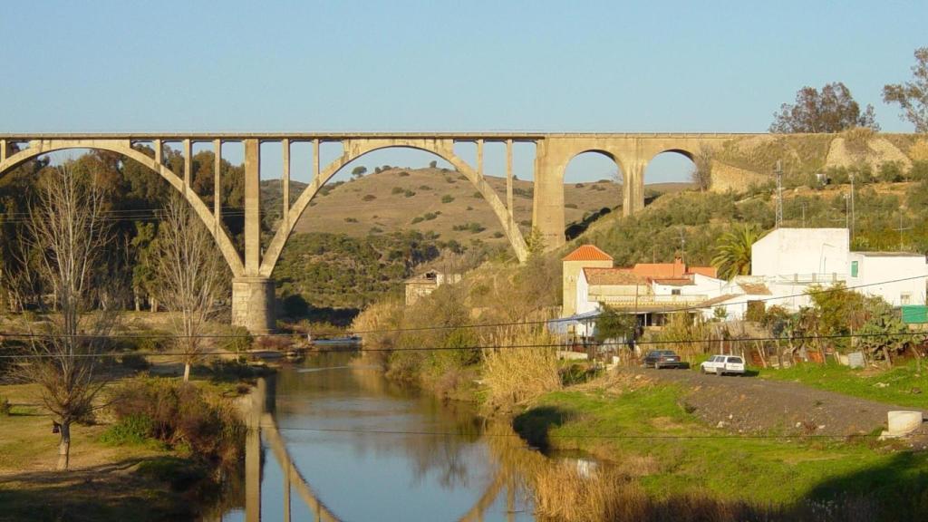 Vista de uno de los puentes de la localidad sevillana.