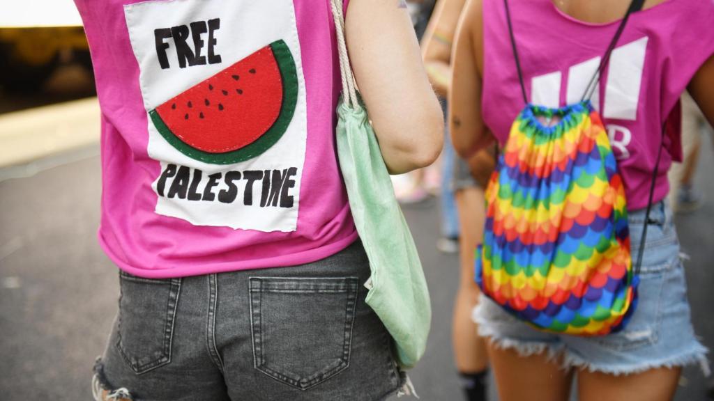 EUna persona lleva una camiseta con el lema 'Free Palestine' durante la manifestación estatal del Orgullo LGTBI+ 2024