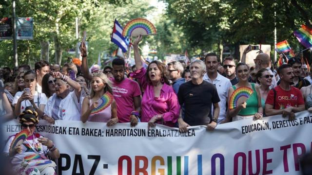 Carla Antonelli lidera la cabecera de la marcha por el Orgullo en Madrid.