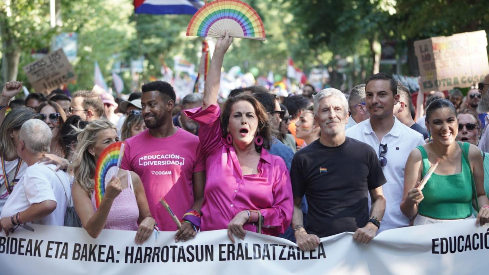 Carla Antonelli lidera la cabecera de la marcha por el Orgullo en Madrid.