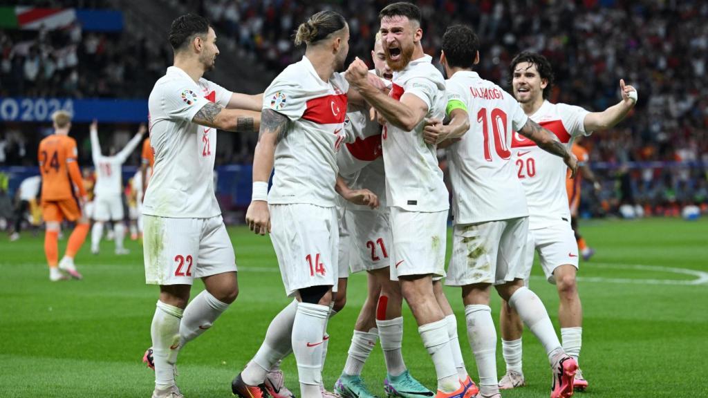 Los jugadores de Turquía celebran el gol ante Países Bajos.