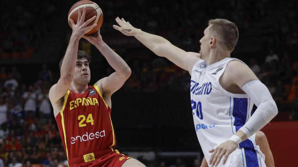 Juan Núñes durante el partido ante Finlandia.