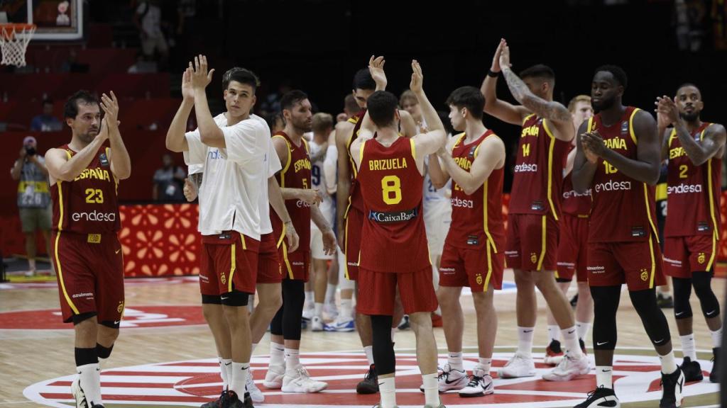 Los jugadores de la selección española celebran el triunfo ante Finlandia.