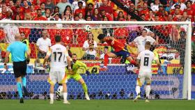 Mikel Merino se eleva para rematar el segundo gol de España ante Alemania.