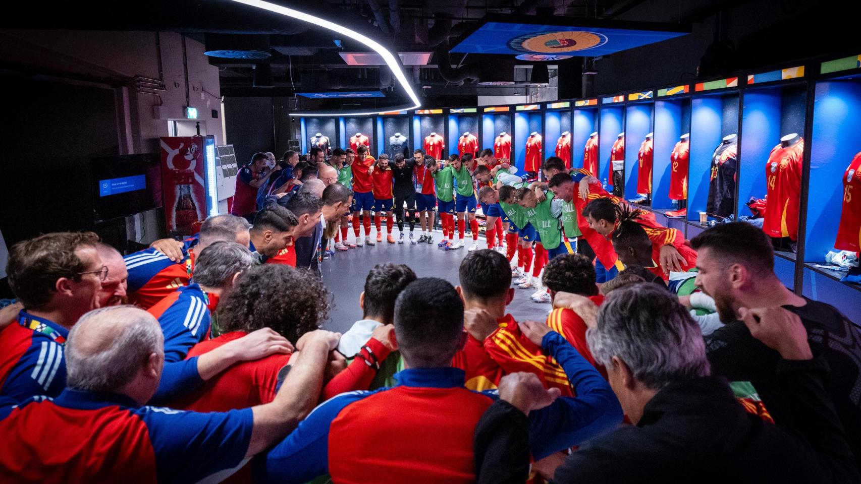 Todos los miembros de la Selección hacen un corro tras el partido frente a Alemania en los cuartos de la Euro