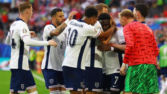 Los jugadores ingleses celebran el gol de Saka.