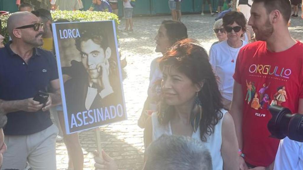 La ministra de Igualdad, Ana Redondo, exhibe un cartel con el lema Lorca asesinado, a su llegada a la manifestación del Orgullo en Madrid.