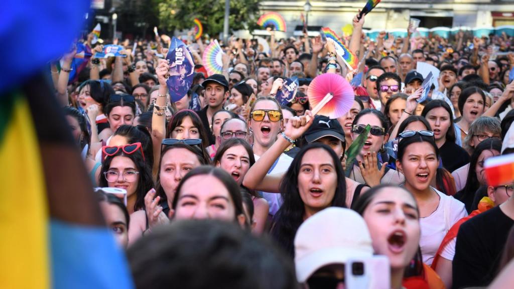 Decenas de personas durante el pregón del Orgullo de Madrid 2024 (MADO 2024), en la Plaza de Pedro Zerolo, a 3 de julio de 2024