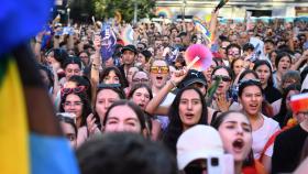 Decenas de personas durante el pregón del Orgullo de Madrid 2024 (MADO 2024), en la Plaza de Pedro Zerolo, a 3 de julio de 2024