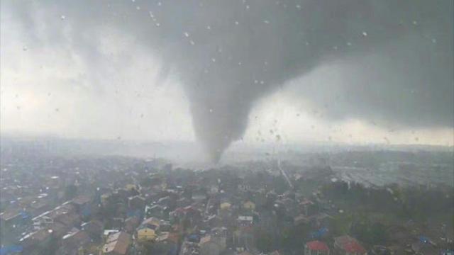 Imagen de las redes sociales que muestra la magnitud del tornado que azotó este viernes a la  tornado que azotó este viernes la provincia china de Shandong.
