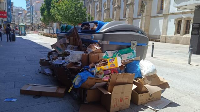 Basura acumulada en la calle San Andrés de A Coruña